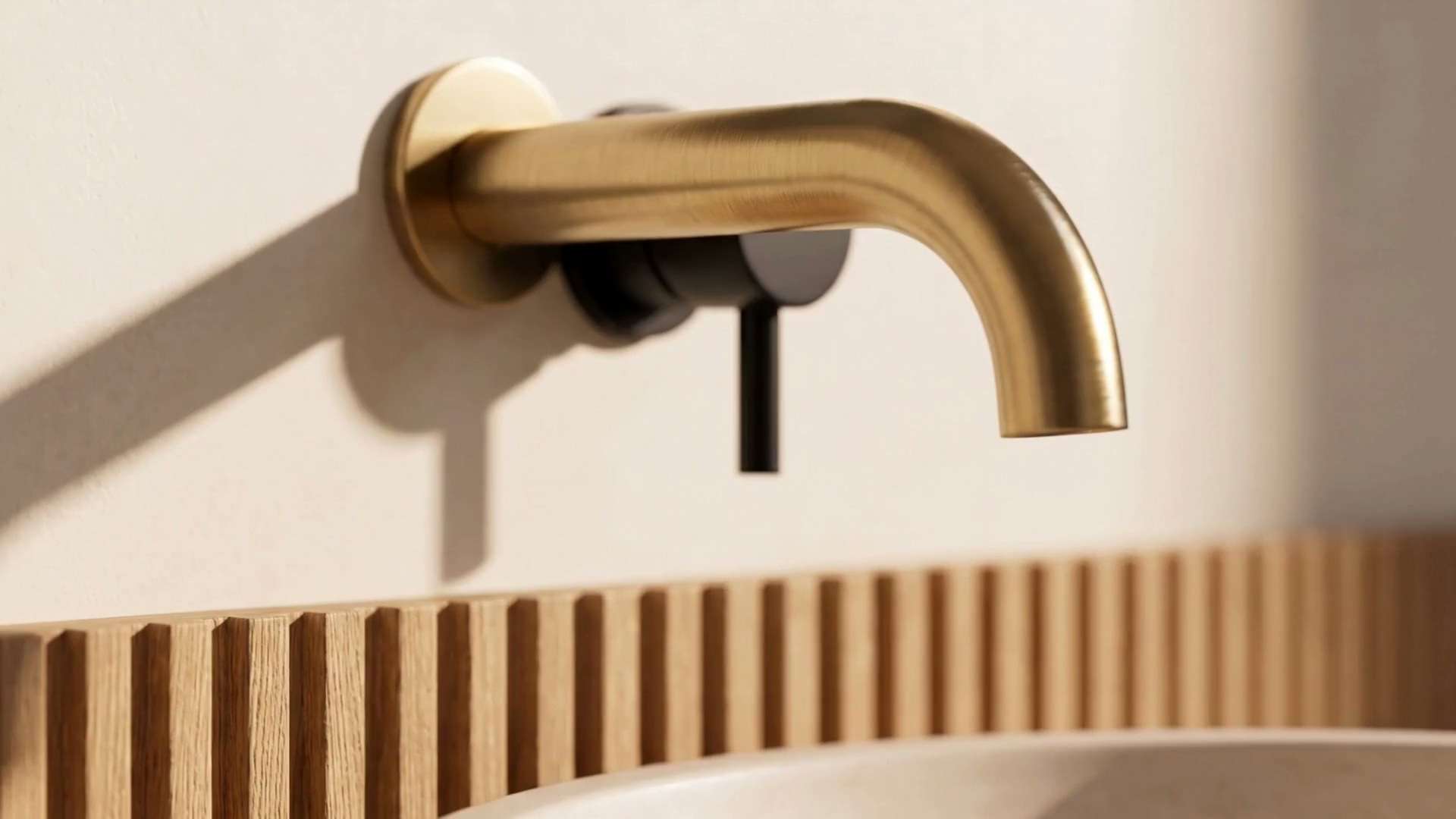Geborstelde gouden kraan aan een lichte wand
