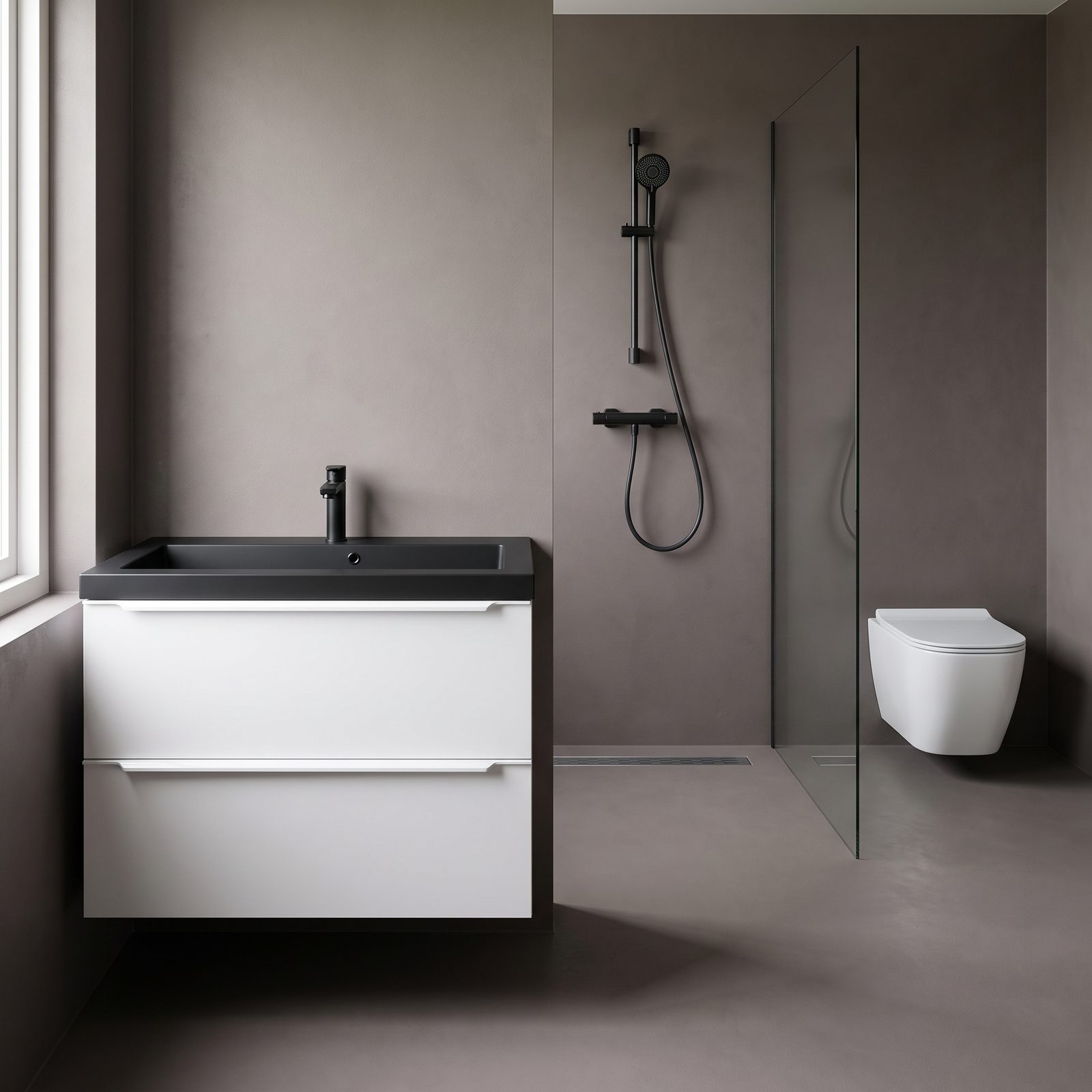 Badkamer met een wit hoogglans badmeubel met een mat zwarte wastafelplaat, een mat zwarte glijstangset met handdouche achter een glazen wand, een douchegoot in de vloer en een wit wandcloset